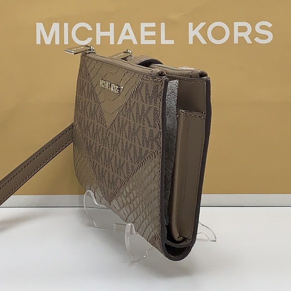 MICHAEL KORS
Dust  MULTI
LG DOUBLE ZIP WRSTLT
Crocodile Leather Snakeskin - Picture 7 of 12